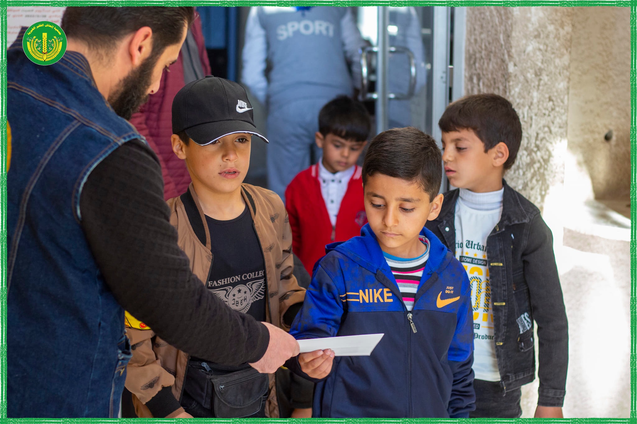 توزيع عيديات للأطفال بعد صلاة العيد 😍